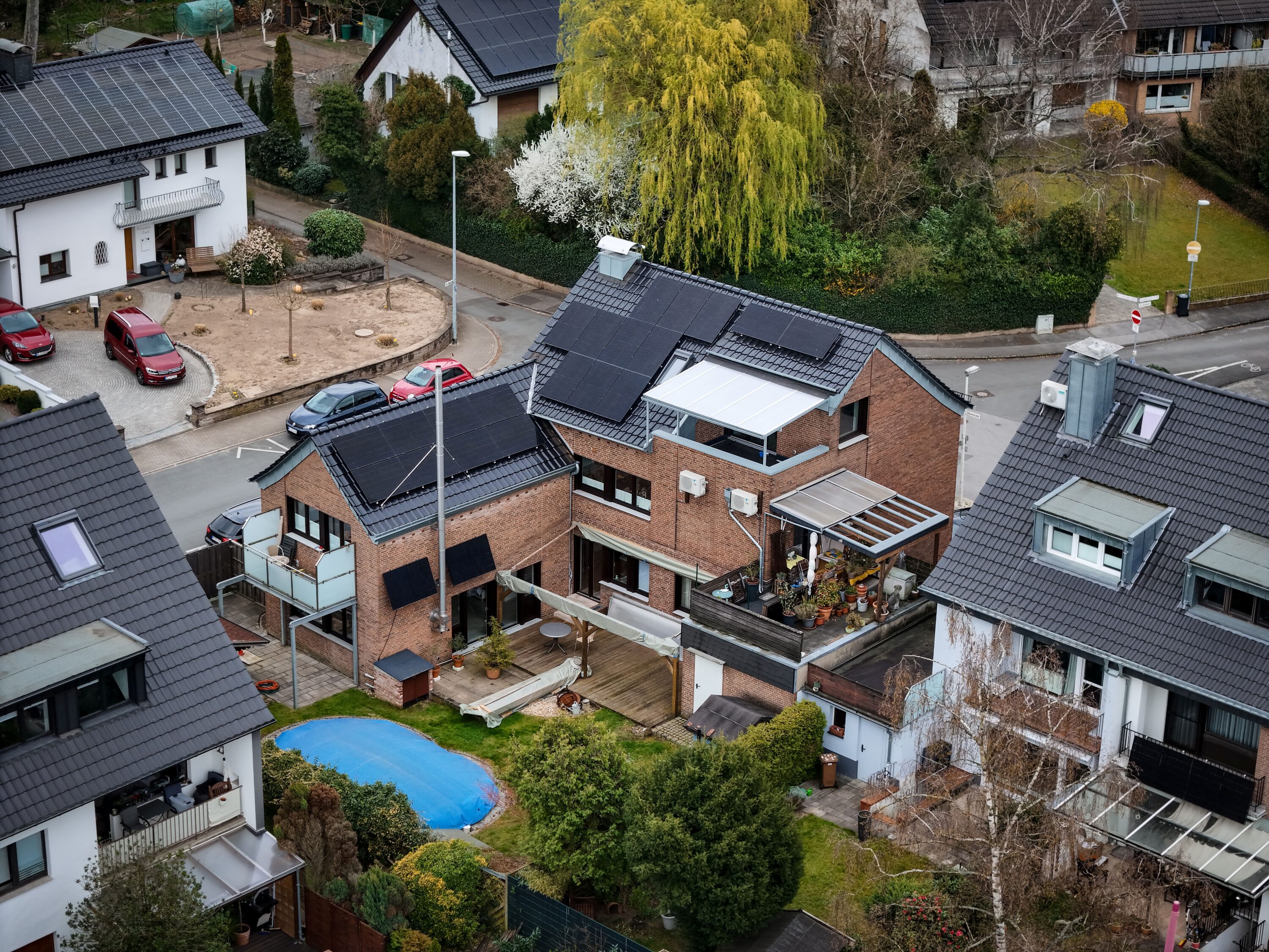 Mehrfamilienhaus in Hilden mit installierter PV-Anlage und Pionierkraftwerken.