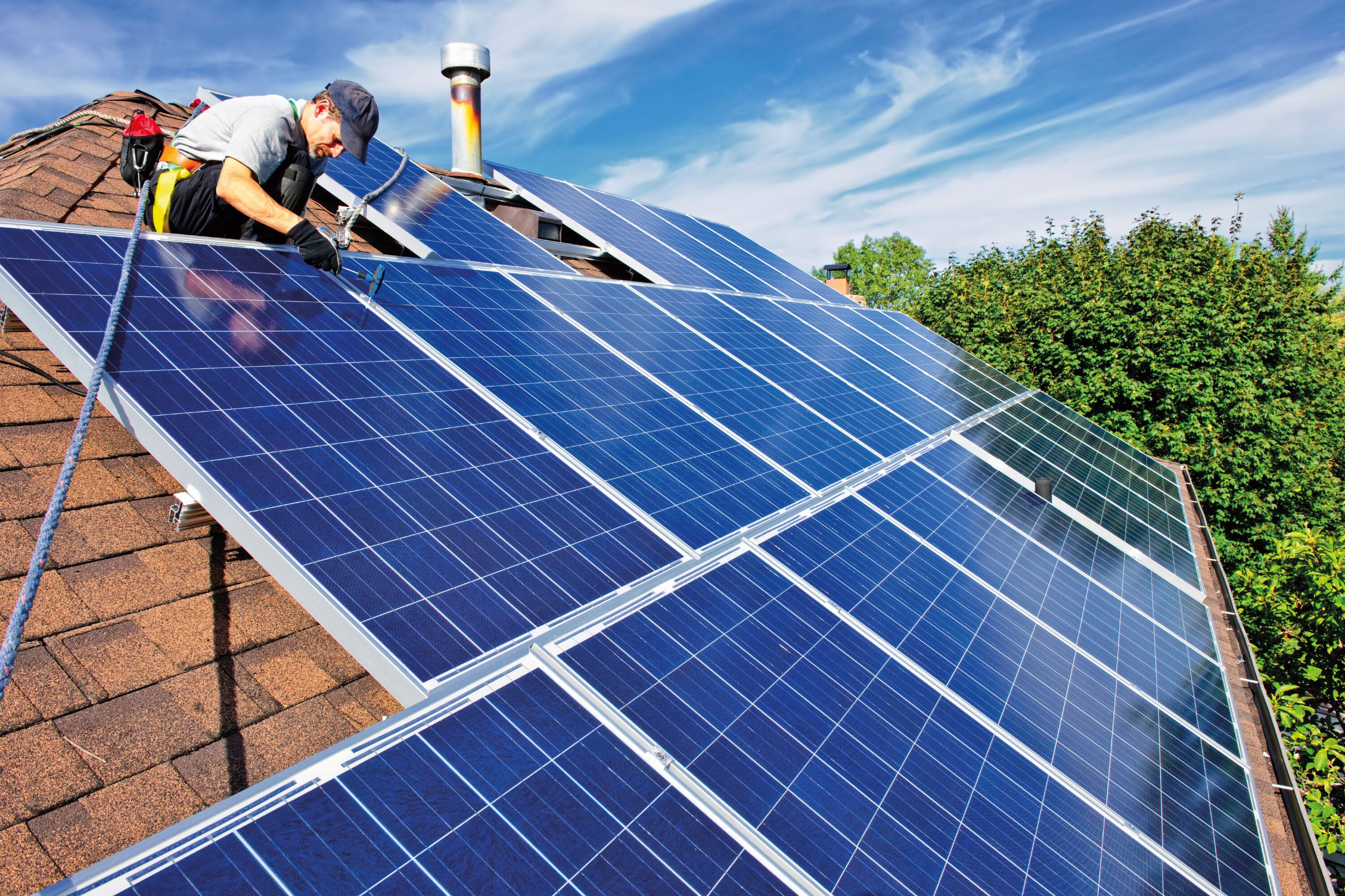 PV-Anlage mit Handwerker auf dem Dach