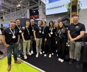 Team von PIONIERKRAFT auf der Intersolar 2025