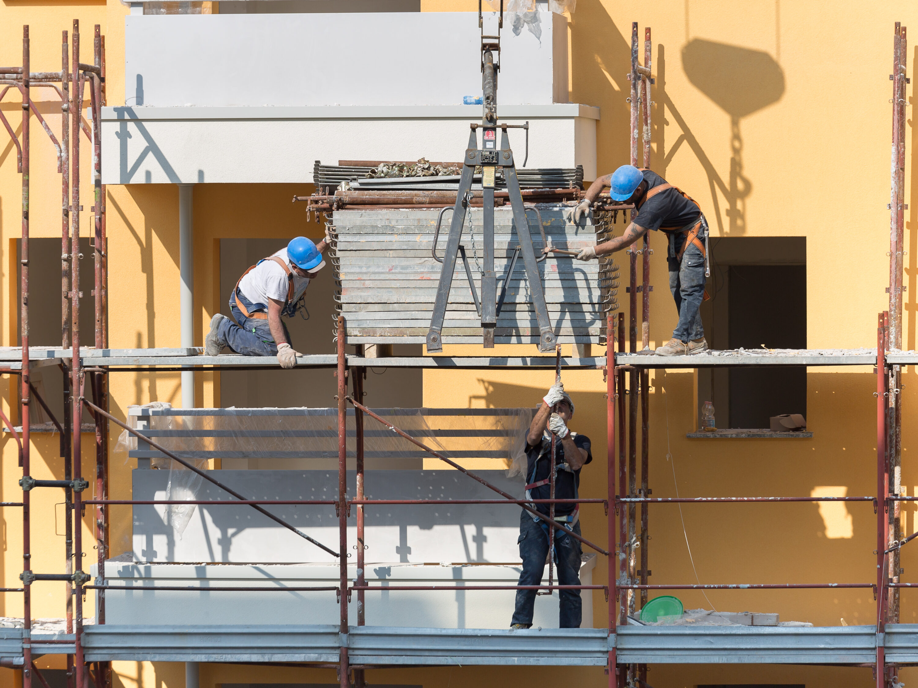 Sanierungsmaßnahmen an Fassade oder im Heizungskeller ergeben auch ein Gelegenheitsfenster für PV Anlagen mit PIONIERKRAFT.