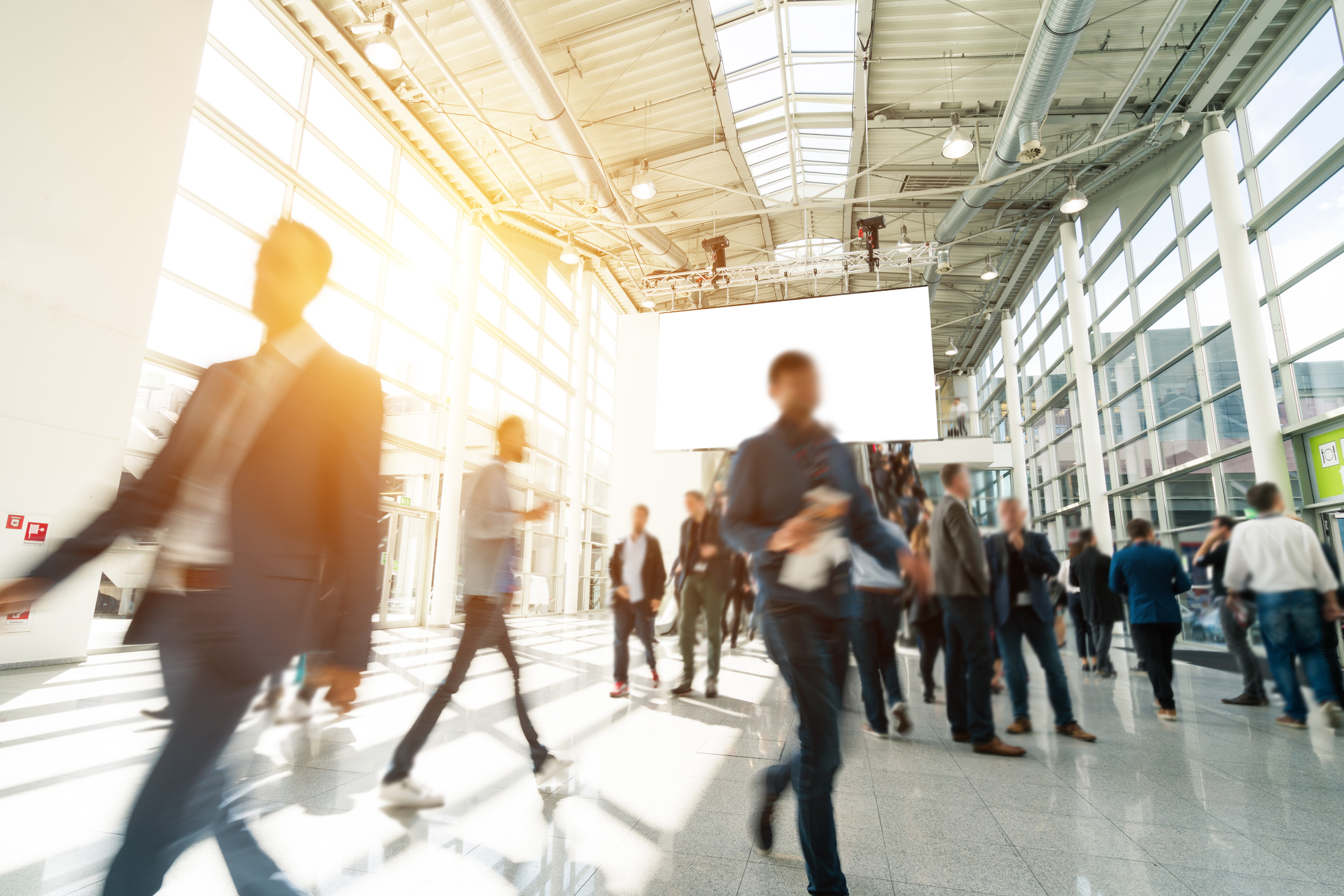 Messebesucher in Messegang