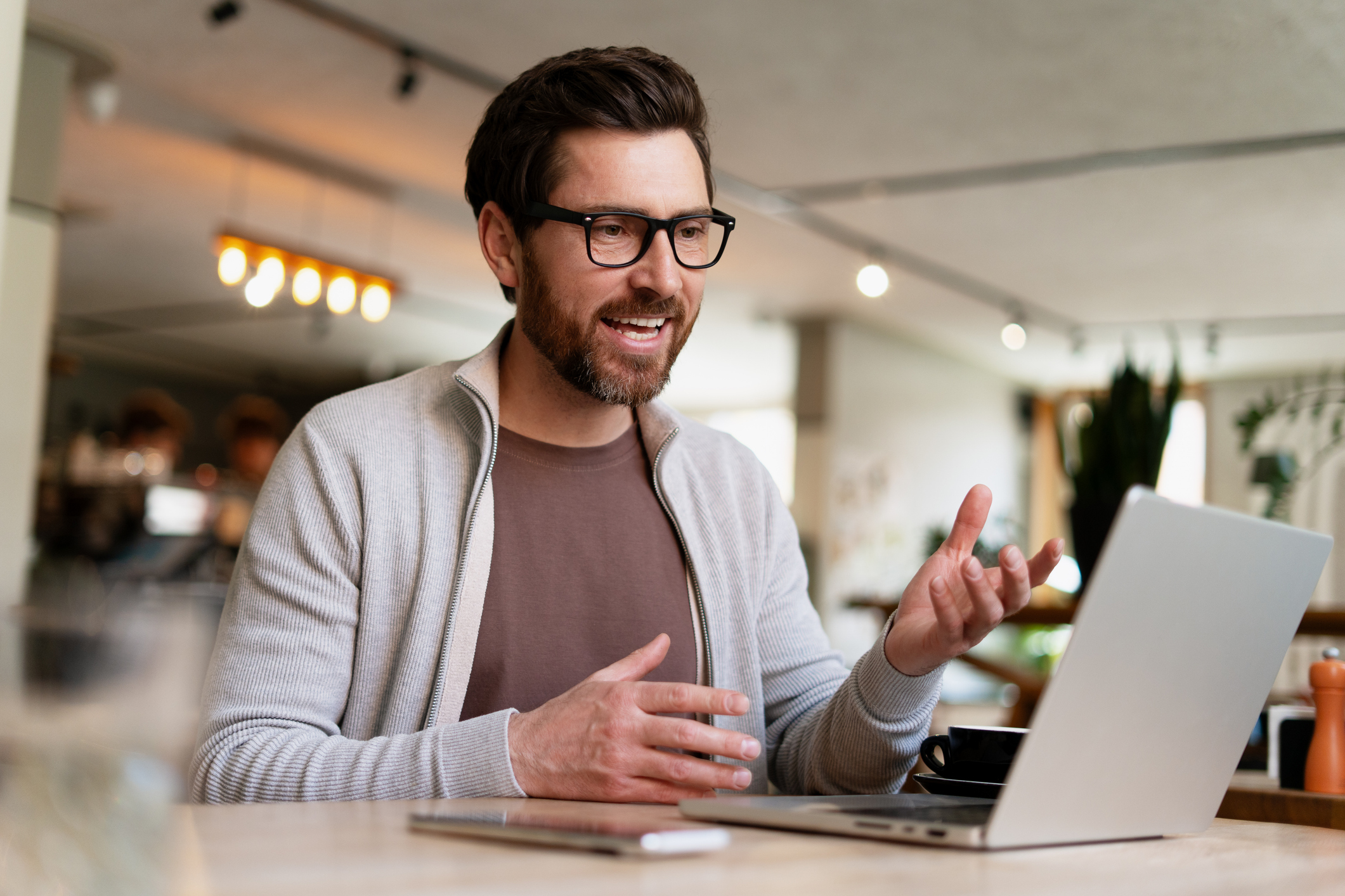 Teilnehmer eines Webinars vor Laptop