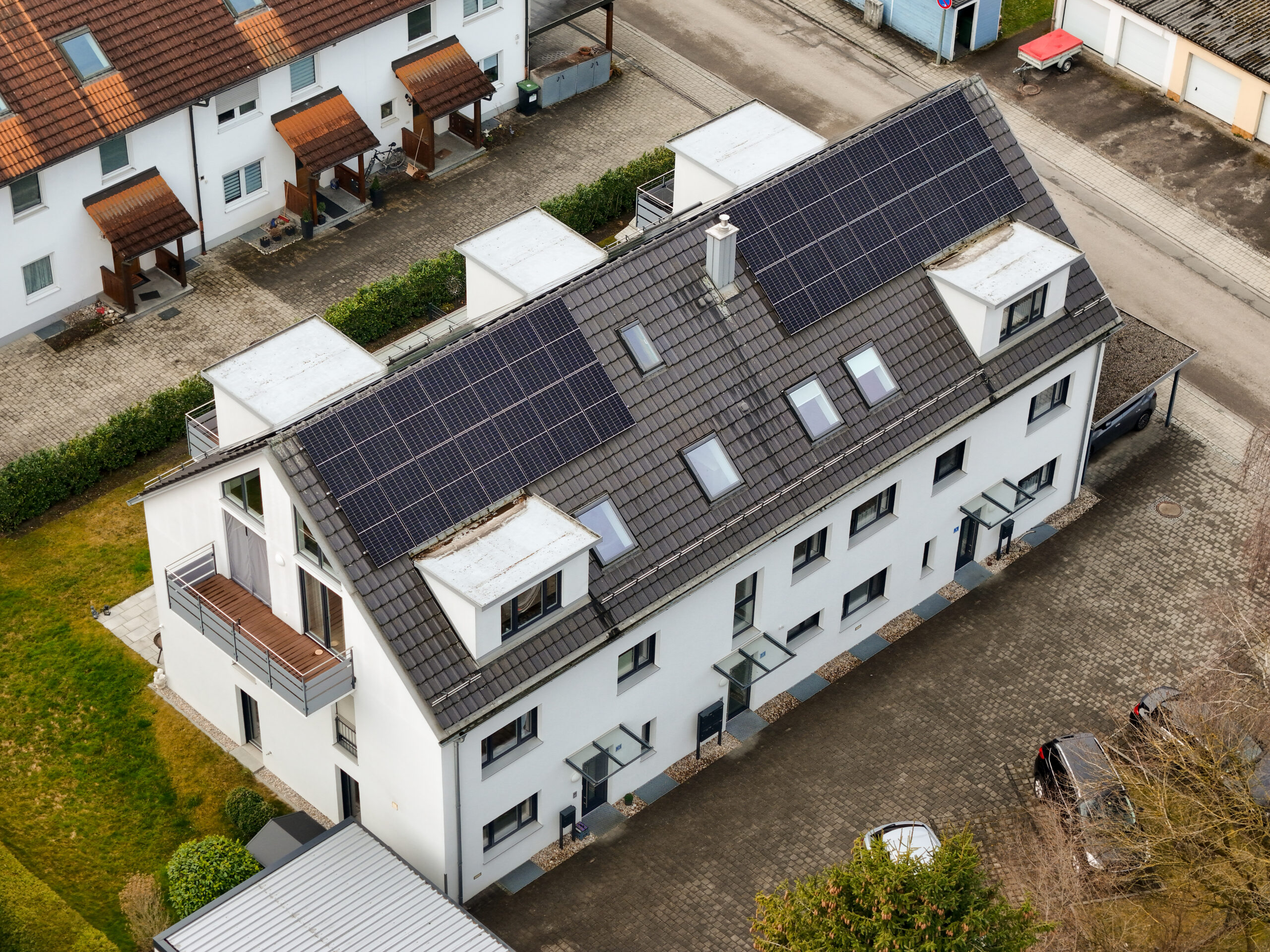 Mehrfamilienhaus in Mintraching mit installierter PV-Anlage und 6 Pionierkraftwerken.