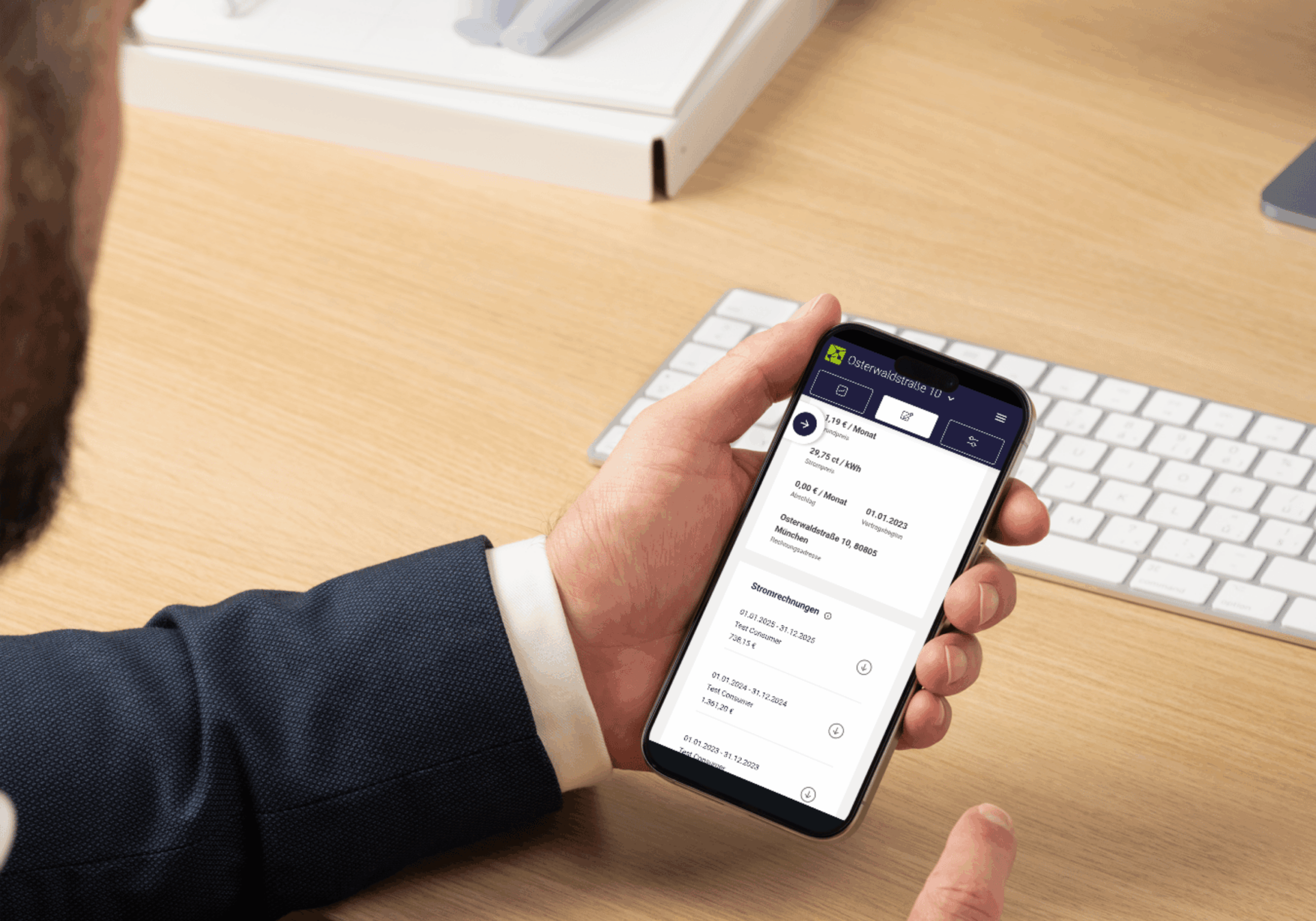 Ein Smartphone in der Hand zeigt die mobile Ansicht des PIONIER-Portals mit einer übersichtlichen Darstellung von Vertragsdetails und Stromrechnungen.