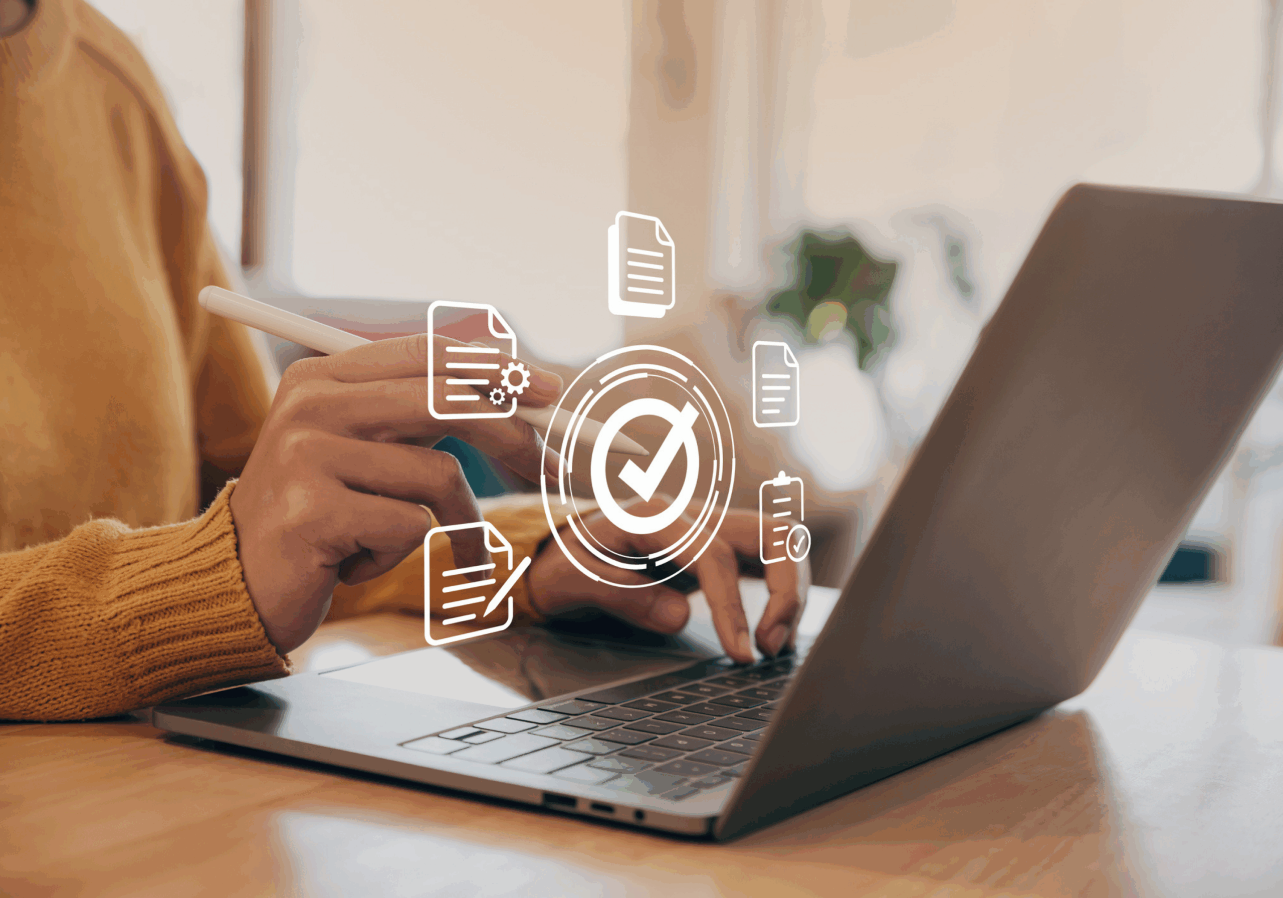 Eine Person arbeitet an einem Laptop, über dem digitale Dokumenten-Icons und ein großes Häkchen schweben – als Symbol für die vollautomatisierte und geprüfte Stromabrechnung.