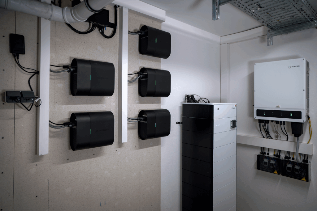 Moderne Energie-Infrastruktur mit PIONIERKRAFT-Modulen, Fenecon-Batteriespeicher und Wechselrichter in sauberer Wandmontage