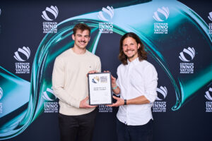Andreas Eberhardt und Constantin Tschernig halten die Gewinner Urkunde des German Innovation Award 2026 in den Händen.