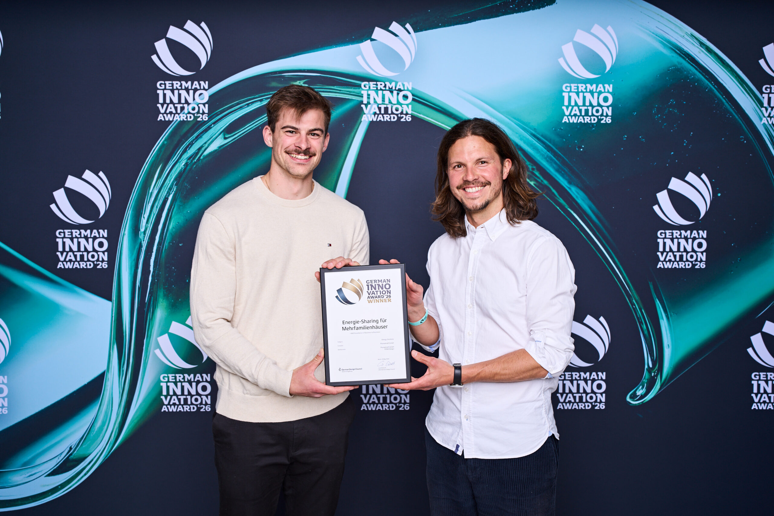 Andreas Eberhardt und Constantin Tschernig halten die Gewinner Urkunde des German Innovation Award 2026 in den Händen.