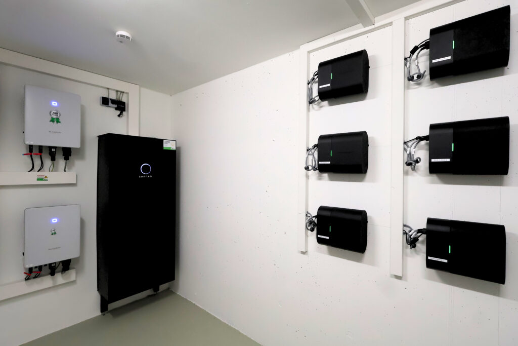 Technikraum mit PIONIERKRAFTwerken in einem Mehrfamilienhaus der Neue Heimat e.G.Trostberg