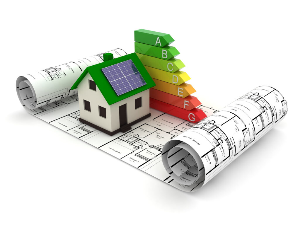 3D-Visualisierung eines kleinen Mehrfamilienhauses mit Solarpanels auf dem Dach, das auf architektonischen Bauplänen steht, neben einer farbigen Energieeffizienz-Skala (A bis G). Das Bild symbolisiert die strategische Planung eines nachhaltigen Heizungstauschs mit Photovoltaik (PV-Sharing), um die 65-Prozent-Regelung für erneuerbare Energien kosteneffizient und renditestark zu erfüllen.