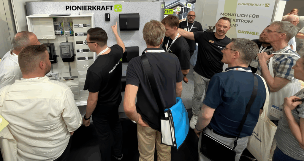 Viele Besucher am Messsestand von PIONIERKRAFT auf der Smarter E.