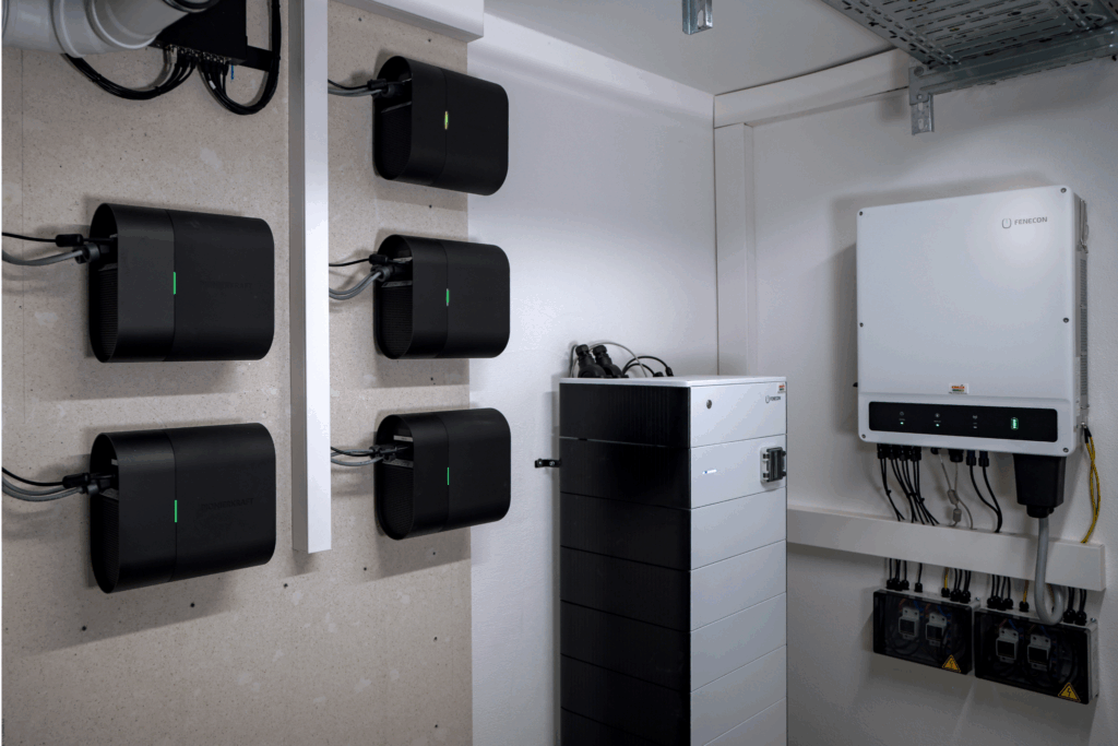 Moderne Energie-Infrastruktur mit PIONIERKRAFT-Modulen, Fenecon-Batteriespeicher und Wechselrichter in sauberer Wandmontage